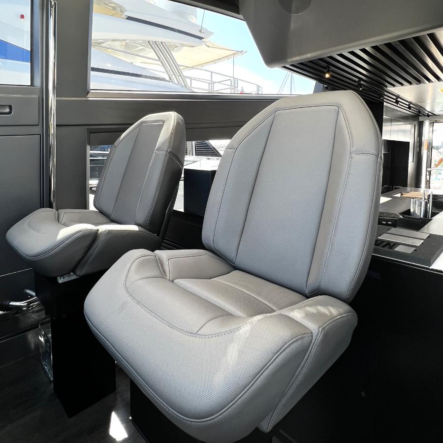 poltrona pilota besenzoni per yacht P 455 apache con ribaltina